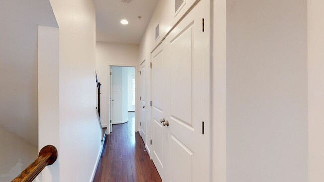 Building Photo - 517 Regent Pl NE