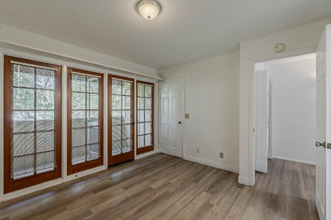 Building Photo - 1028 S Ash Ave