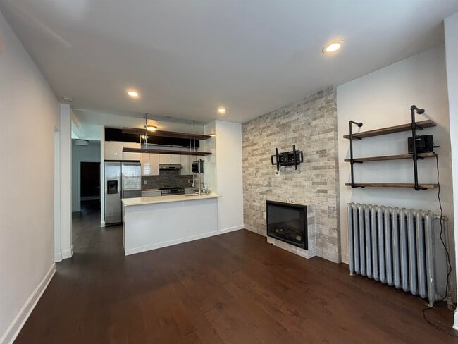 Building Photo - 228 Maple St