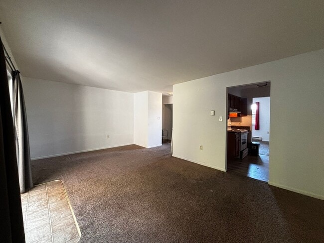 Building Photo - 3BR Townhome with garage! This house will go fast!!