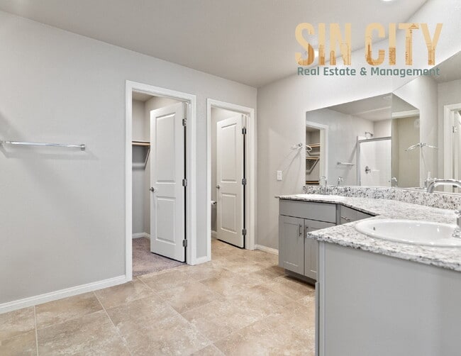 Building Photo - "Spacious 4-Bedroom Oasis with 2.5 Baths i...