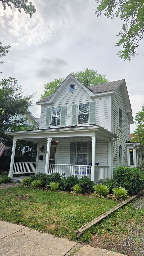 Building Photo - Charming Home in Del Ray