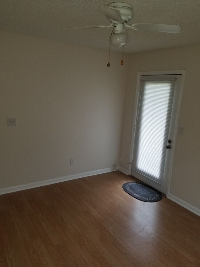 Building Photo - B3986