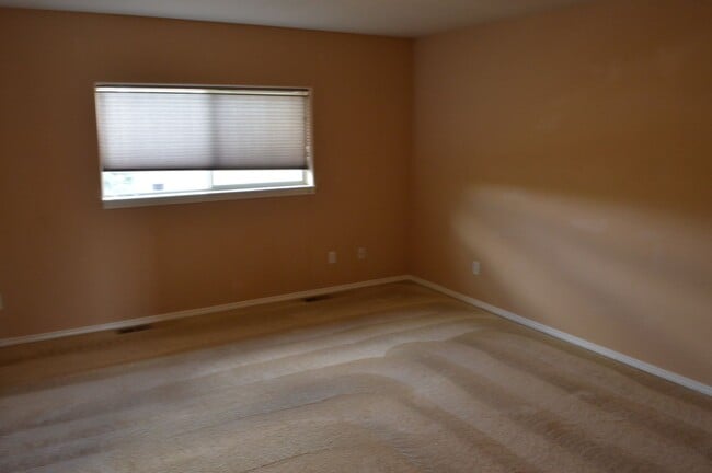 Building Photo - Woodland Park Townhouse!