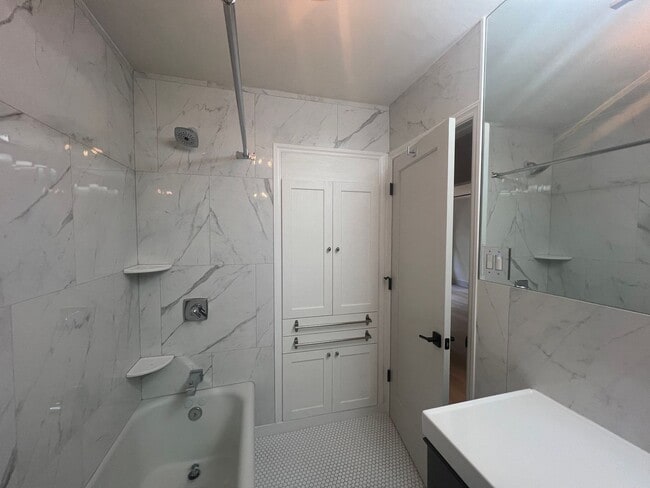 Building Photo - Newly Remodeled Condo on Capitol Hill - Close to UW