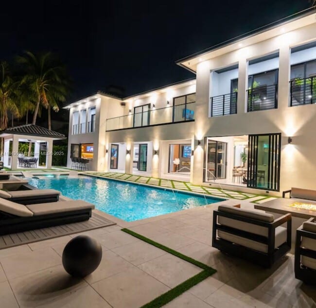 Building Photo - 131 Royal Palm Dr