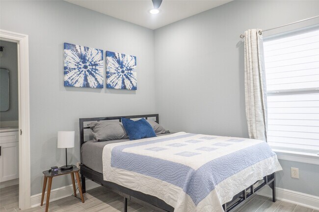 Building Photo - 2214 Des Chaumes St