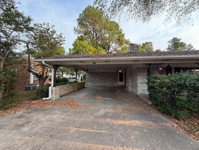 Building Photo - 504 W South