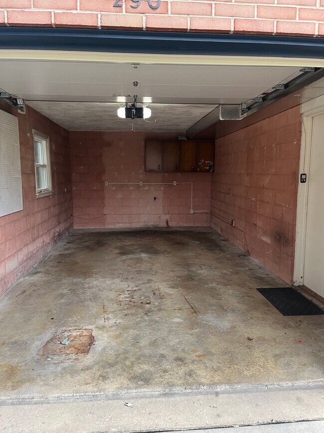 Building Photo - 290 Folkstone Way