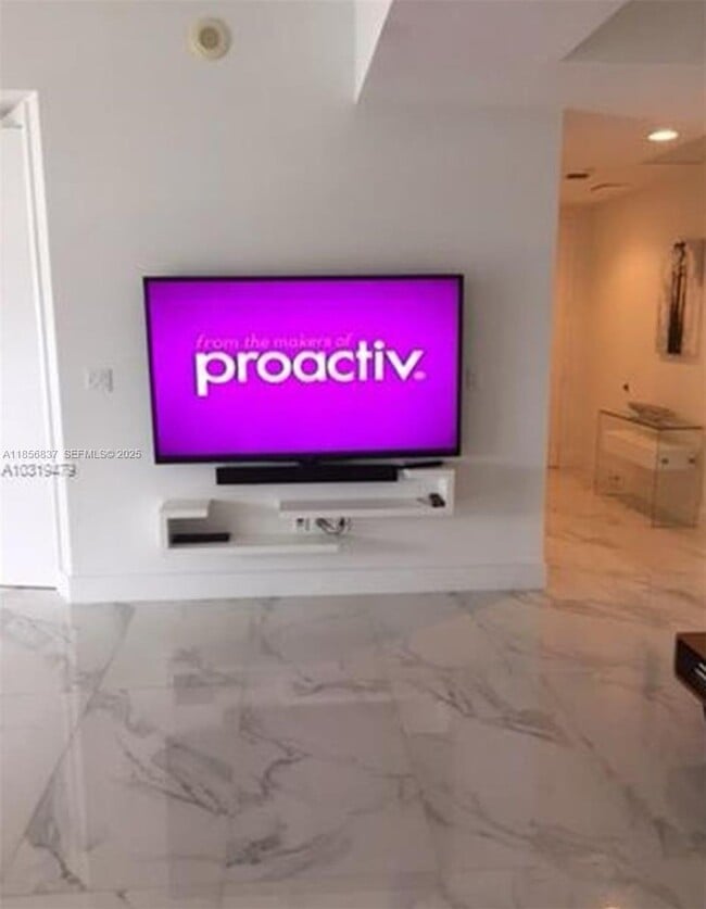 Building Photo - 15811 Collins Ave