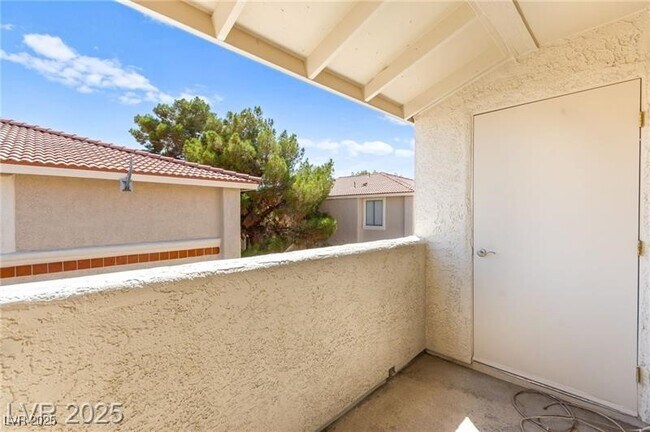 Building Photo - 7300 W Pirates Cove Rd