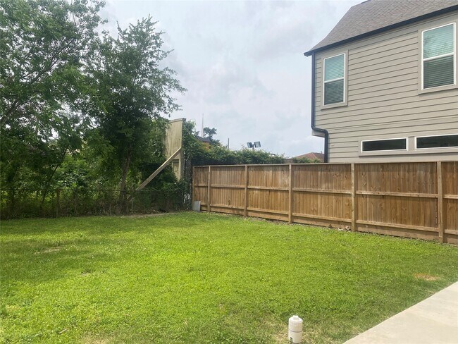 Building Photo - 5304 Arapahoe St