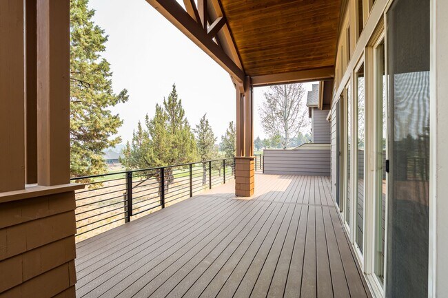 Building Photo - Beautiful Eagle Crest Home with Stunning Views and High-End Features!