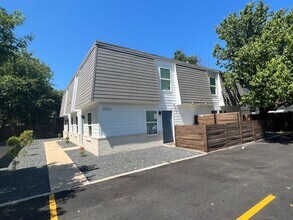 Building Photo - IN THE LOOP 2BD/1BA Brand New Finish Out /...