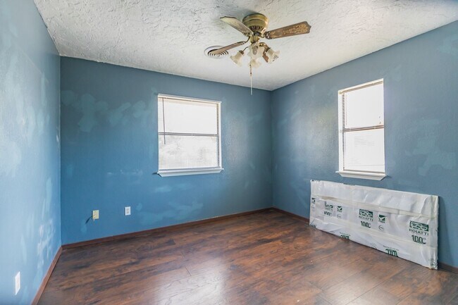 Building Photo - 3 Bedroom 2 Bath Home