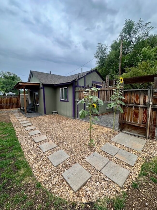Building Photo - Great one bedroom unit in mid-town!  A must see!