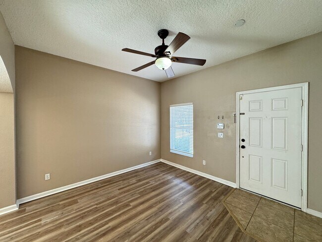 Building Photo - 5 Bedroom Townhome in Avalon Park! TESLA CHARGER INCLUDED!