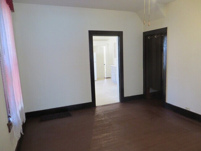 Building Photo - Large Three Bedroom, 1.5 Bathroom Home hal...