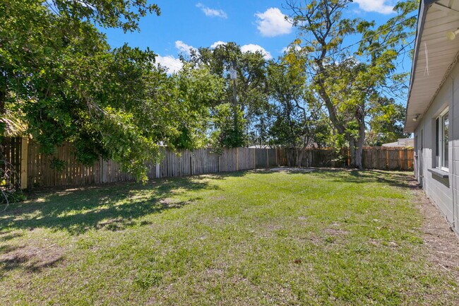 Building Photo - Home For Rent in St Petersburg!
