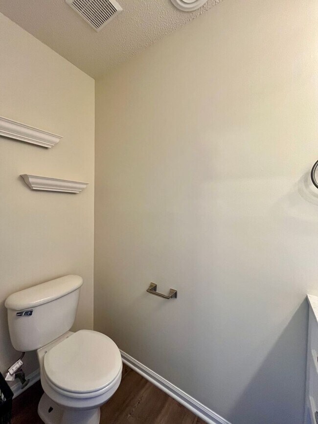 Building Photo - Charming 2 Bedroom Townhouse