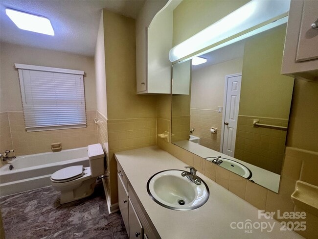 Building Photo - 294 Spicewood Cir