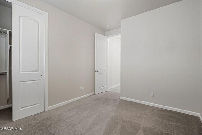 Building Photo - 533 Twilight Dr