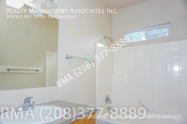 Building Photo - 2 Bedroom Townhouse in SE Boise off Broadw...