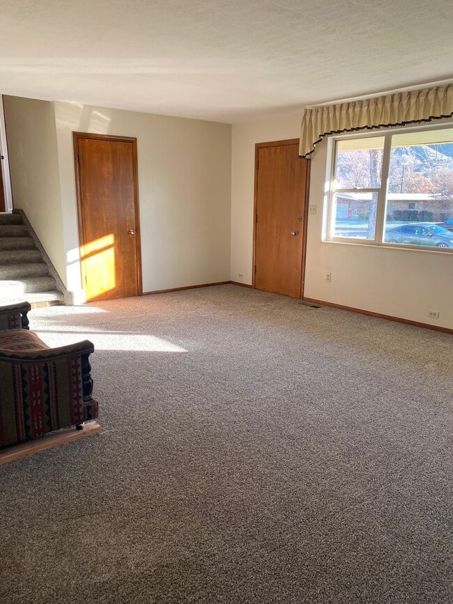 Building Photo - 4 Weeks Free Living! Cozy 3 Bed Home with ...