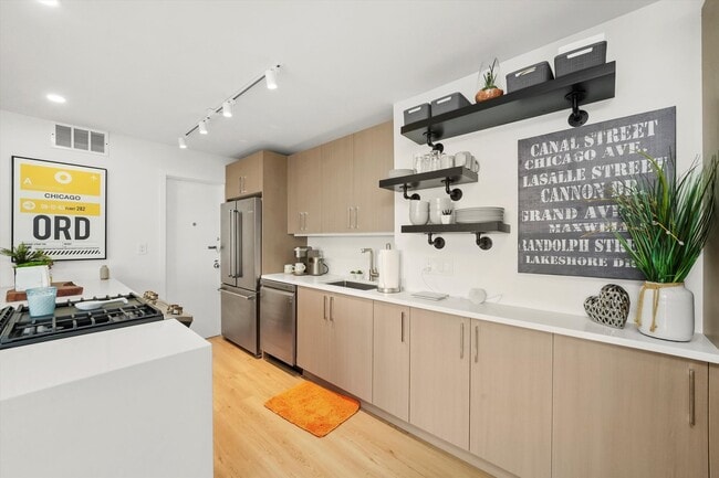 Building Photo - 3430 N Lake Shore Dr