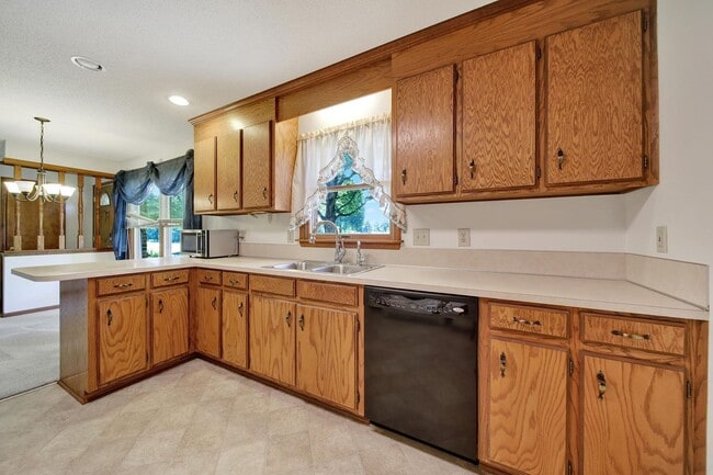 Building Photo - Lovely 3 Bed 2 Bath Ranch Home on Large Lot!