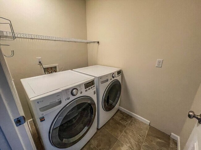 Building Photo - 3 Bed 2.5 Bath 2 Car Garage 1493sf Low maintenance yards. Prime Location.