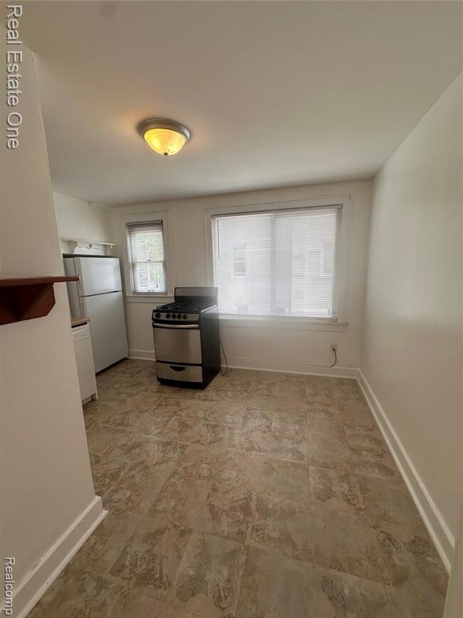 Building Photo - Upper Duplex