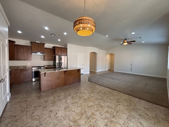 Building Photo - SPACIOUS HOME FOR RENT!