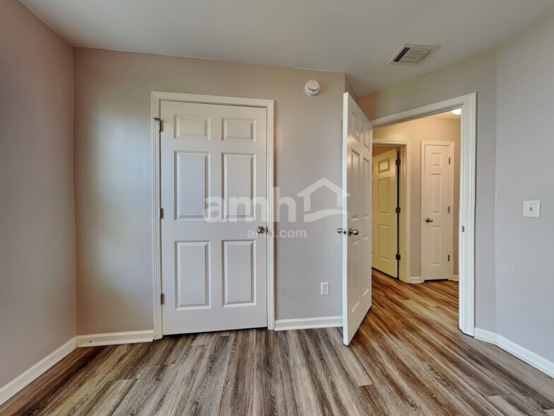 Building Photo - 422 Sea Breeze Dr
