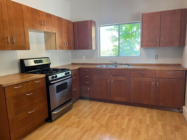 Kitchen - 411 Isabel St