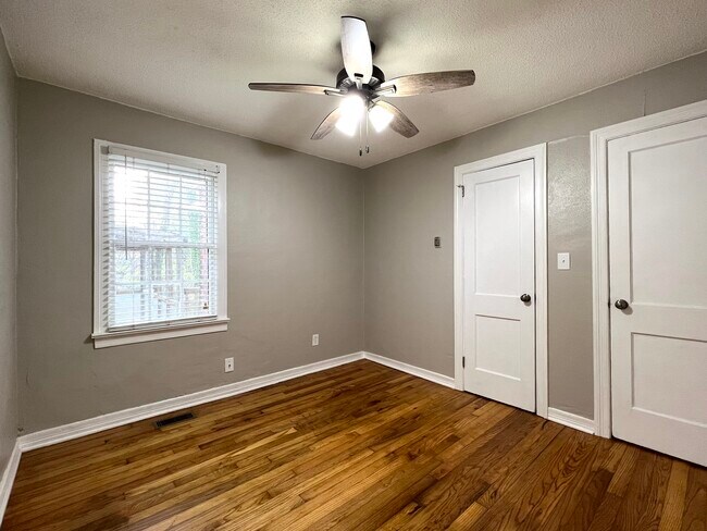 Building Photo - 3033 Lake Ave