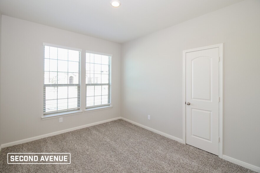 Building Photo - 2105 Meadow Dr
