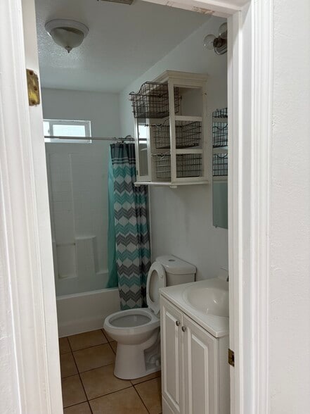 Bathroom - 3423 W 59th St