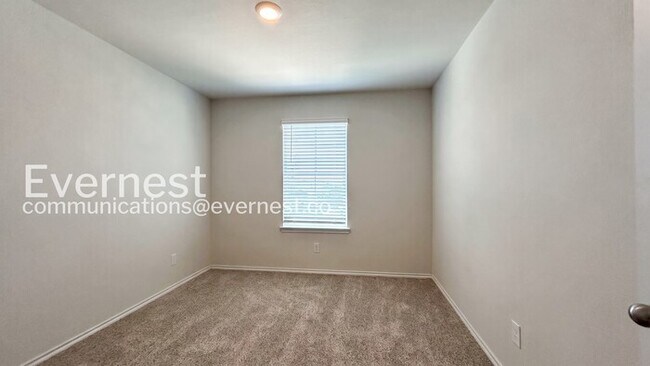 Building Photo - 3 Bed/2.5 Bath Home with Fenced Yard & Garage / Vouchers Accepted / Available Now!