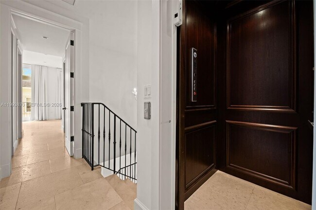 Building Photo - 530 Valencia Ave