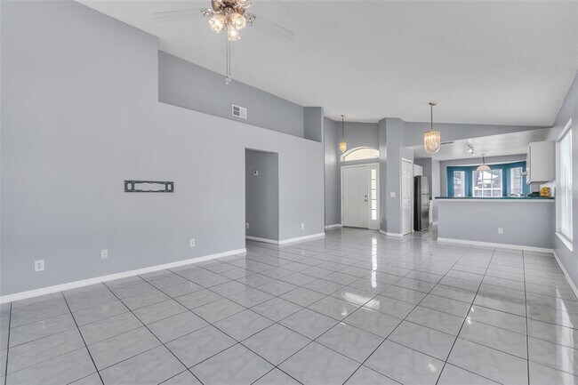 Building Photo - 4454 King Edward Dr