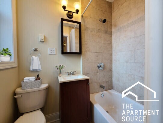 Building Photo - 818 W Diversey Pky