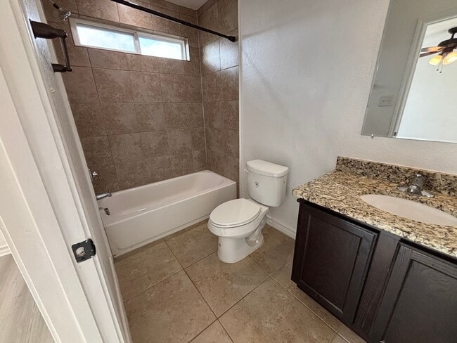 Building Photo - Spacious End-Unit Townhome in Prime Northe...