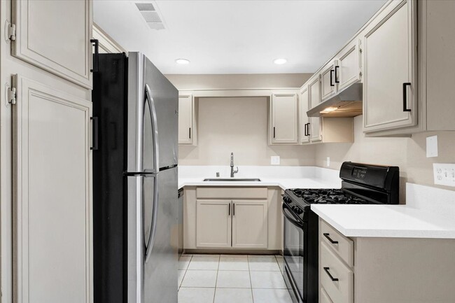 Building Photo - 5199 Souvenir Ln