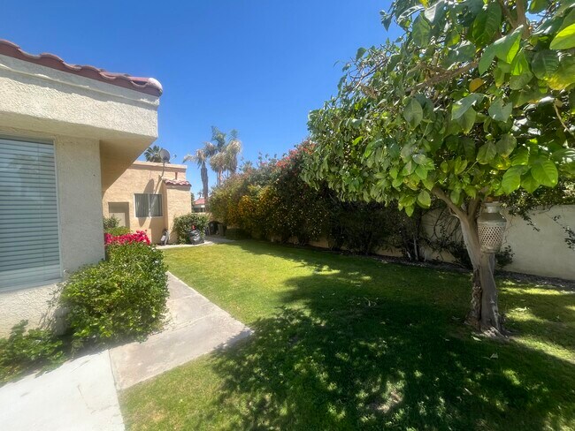 Building Photo - 11 Mission Palms Dr W