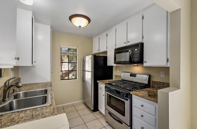 Kitchen - 10313 Azuaga St