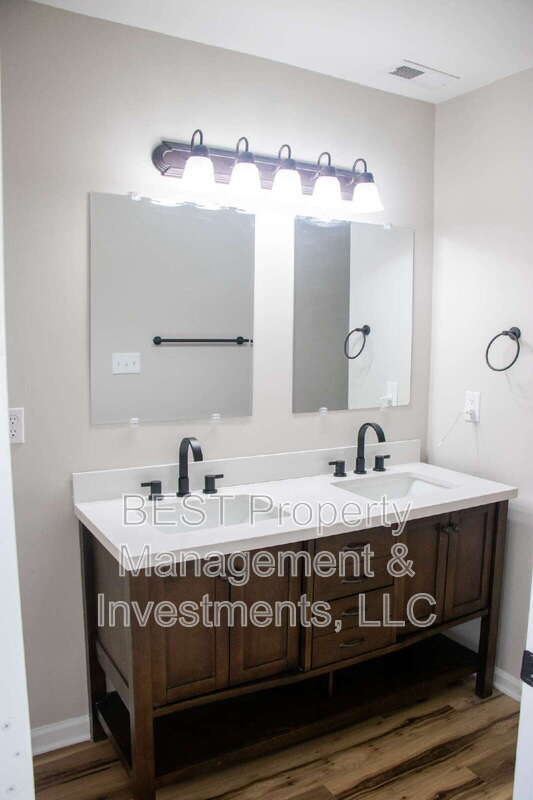 Building Photo - 3225 Lasalle St