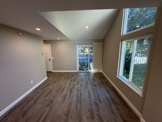 Building Photo - Spacious 2-Bedroom Townhouse with Private Patio