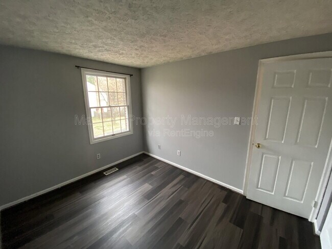 Building Photo - 300 Cross Ridge Ct