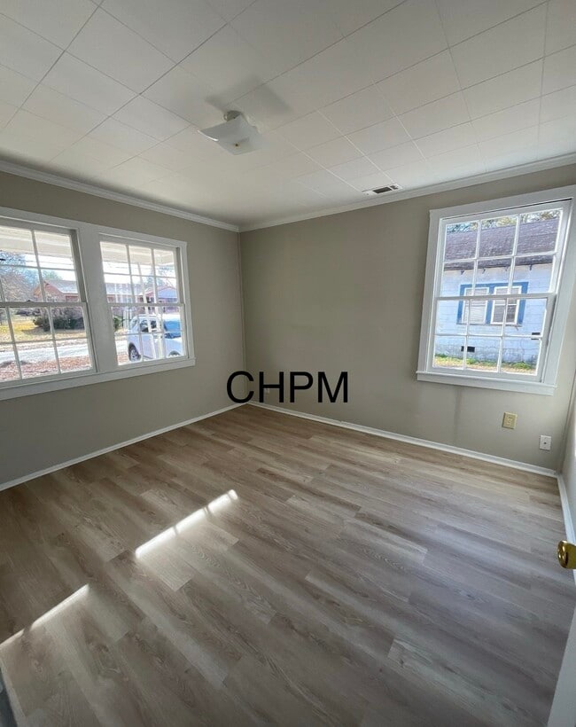 Building Photo - 327 E Bond St